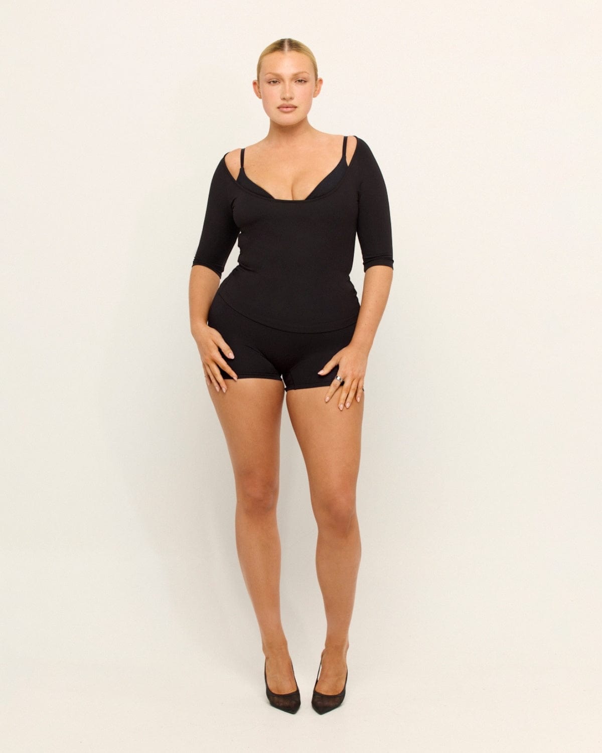 Form Invisible Scrunch Shorts 4" | Black