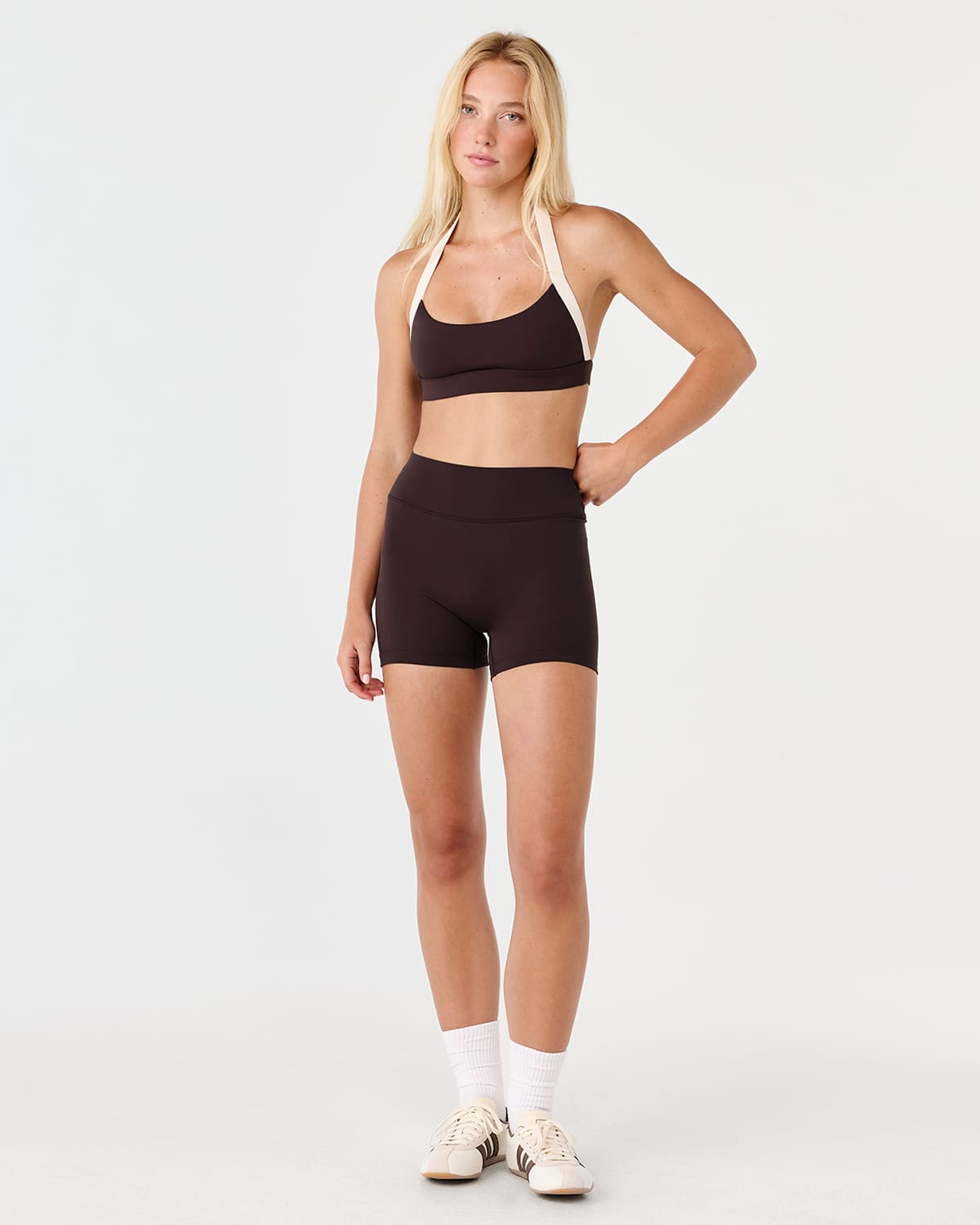 Form Invisible Scrunch Shorts 4" | Espresso